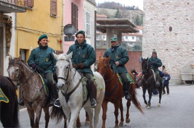 <p>corso garibaldi. fermignano.. un gruppo di gv a cavallo</p>